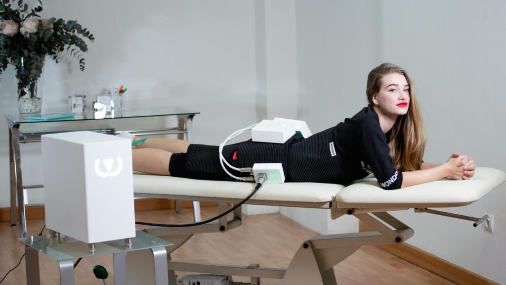 Una mujer usando el método Wonder.