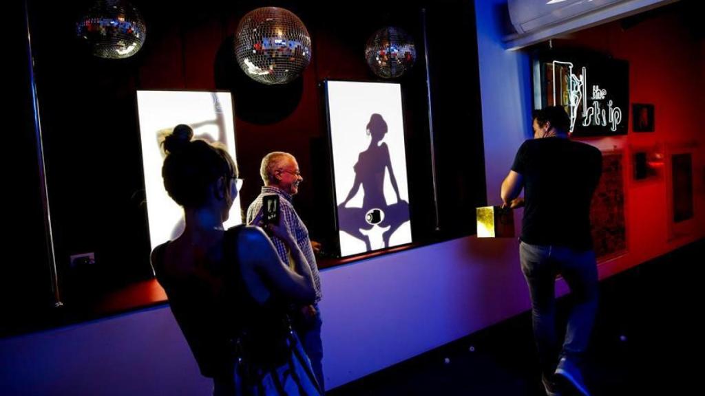 Un visitante del Museo de Patpong con un juego interactivo de 'ping pong' en Bangkok.