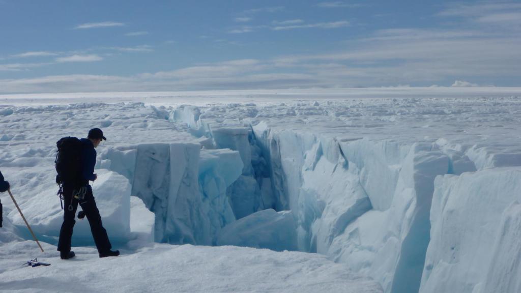 Un 'moulin' causado por el deshielo en Groenlandia.