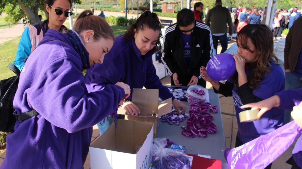 Reparto de merchandising en el Punto Violeta durante la marcha del 25N.