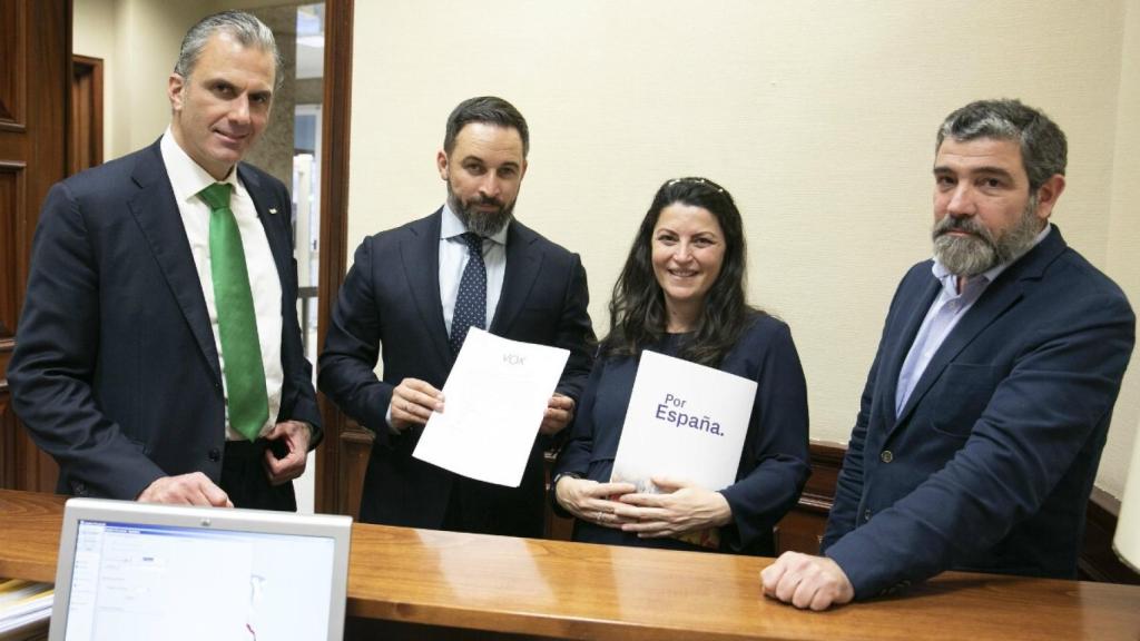 Miembros de Vox registrando la solicitud. De izquierda a derecha: Javier Ortega Smith, Santiago Abascal, Macarena Olona y Enrique Cabanas.
