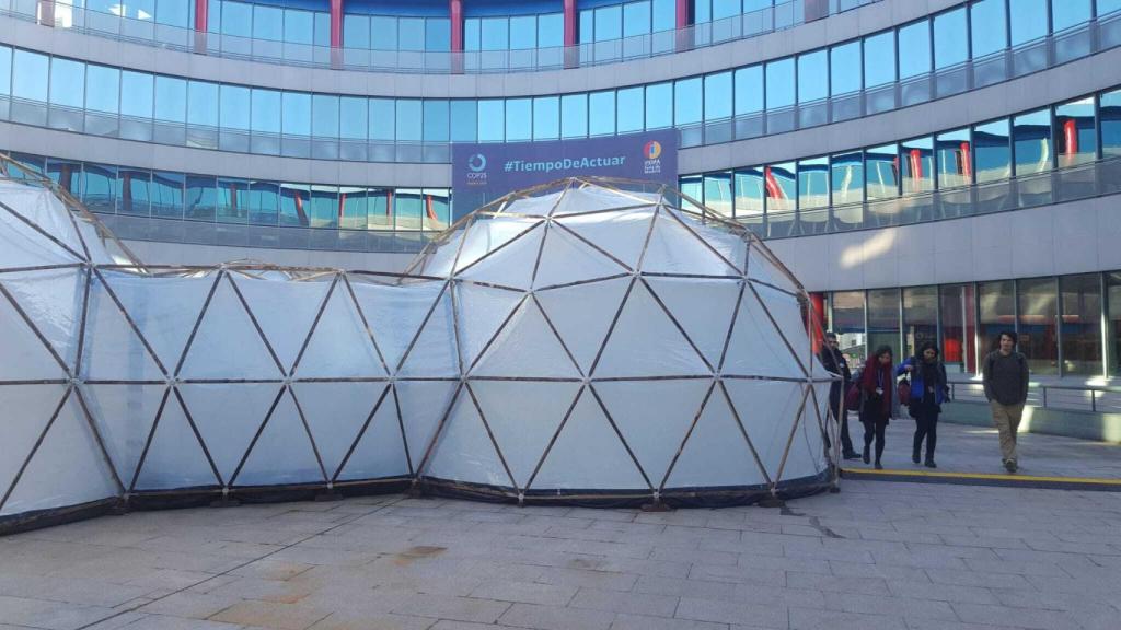 La exposición 'Burbujas de Contaminación' en el patio de Ifema.