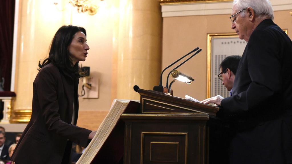 Pilar Llop, este martes, votando en el Senado.