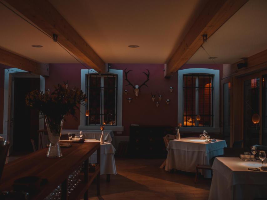 El interior acogedor de Hisa Franko en Kobarid.