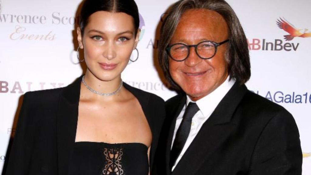 Mohamed junto a su hija Bella Hadid, en un evento.