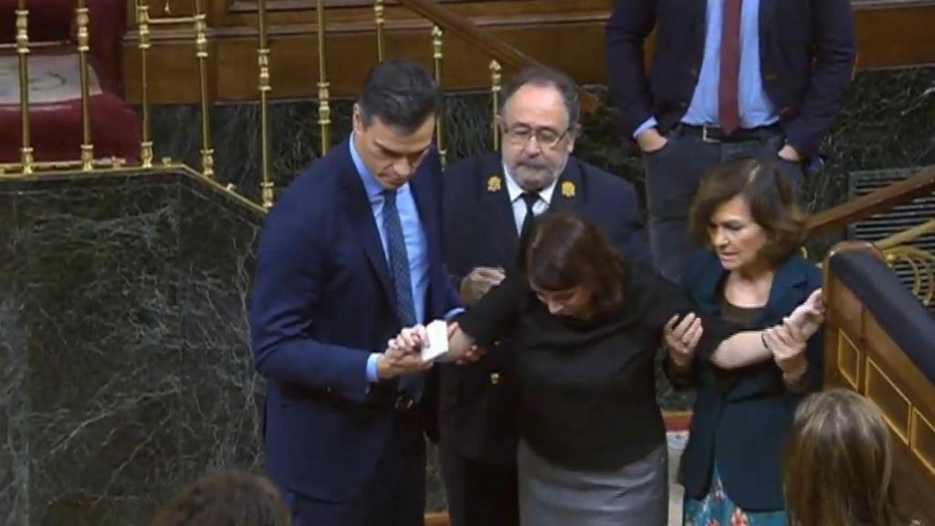 Lastra, ayudada por Sánchez y Calvo tras sufrir un percance.