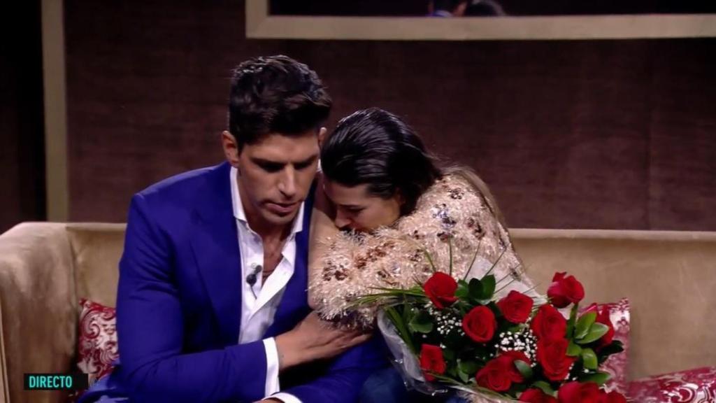 Diego consolando a su pareja tras enterarse de lo que ocurre en los platós de Telecinco.