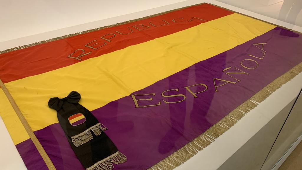 Bandera republicana con la que se cubrió el ataúd de Azaña.