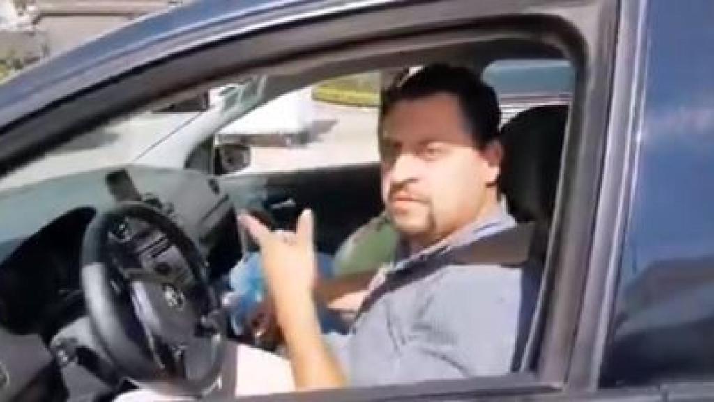 Un hombre acosa a dos ciclistas desde su coche