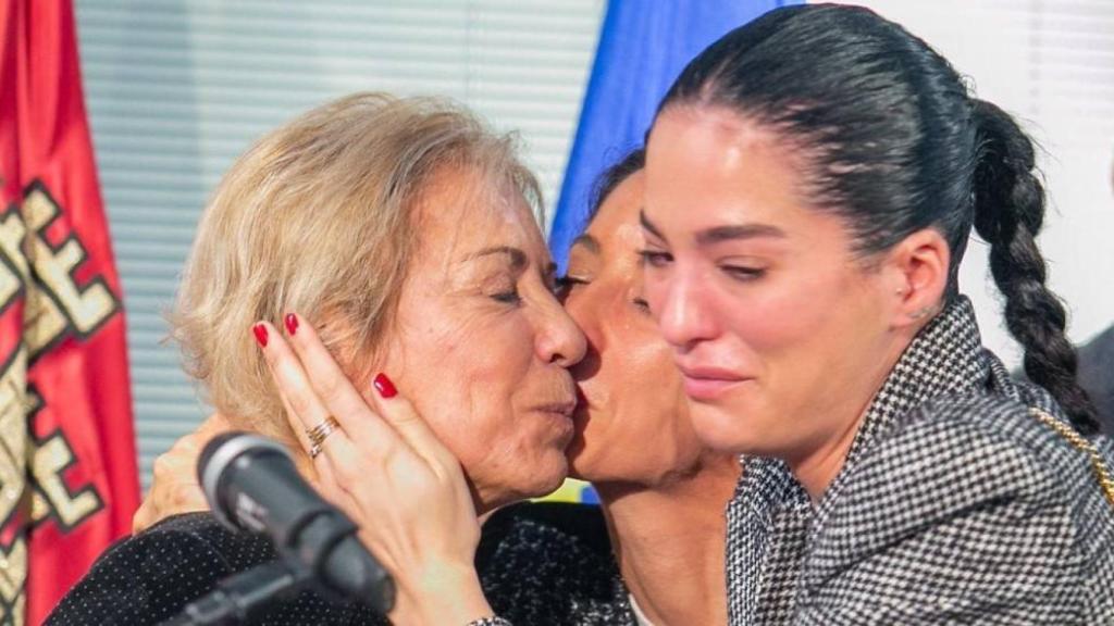 La viuda de Manuel Marín y sus dos hijas se abrazan en el acto de homenaje