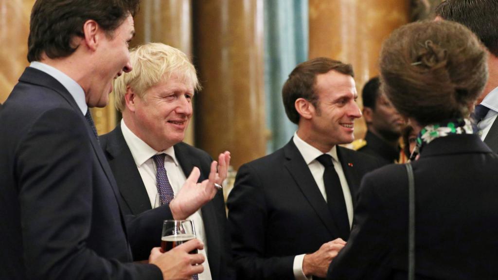 El primer ministro de Canadá, Justin Trudeau, el primer ministro británico, Boris Johnson, y el presidente de Francia, Emmanuel Macron, junto a otros dirigentes durante la cumbre de la OTAN.