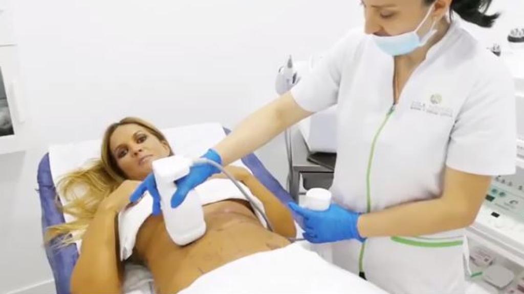 Marta López sometiéndose al tratamiento HIFU Corporal.