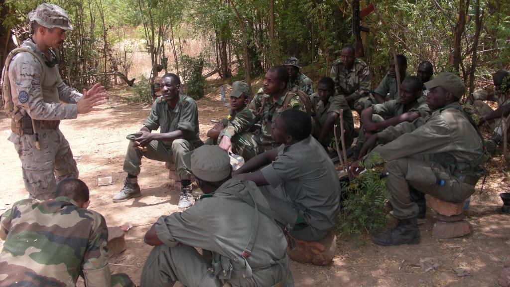 Rubén Juárez se dirige a los alumnos del Ejército maliense.