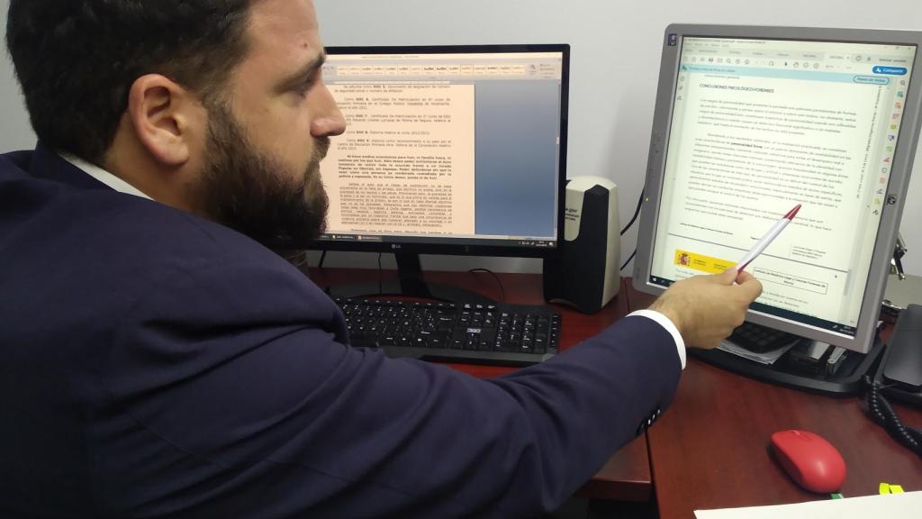 Pablo Martínez, letrado del despacho de Mariano Bó, repasando las diligencias del caso que instruyen los juzgados de Lorca.