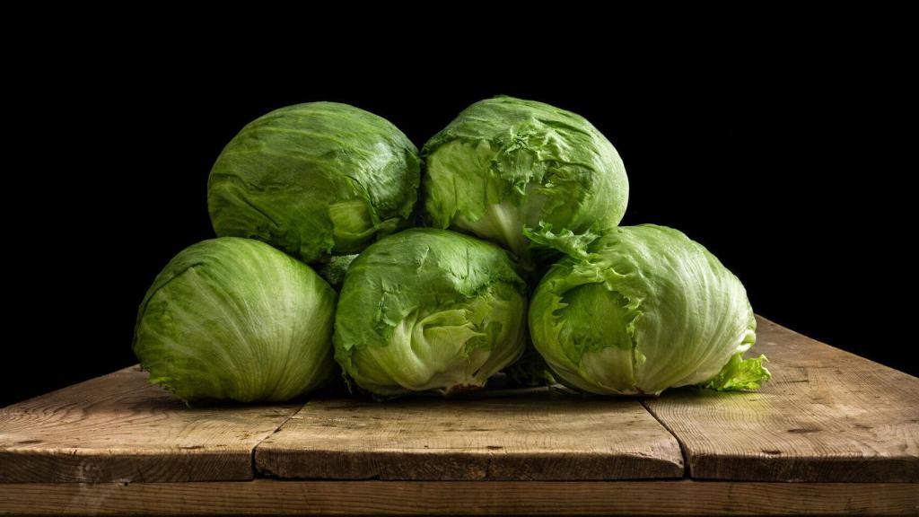 Lechugas iceberg apiladas unas encima de otras.