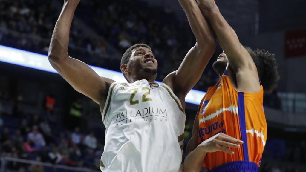 Tavares intenta anotar sobre Labeyrie en el encuentro de Euroliga entre Real Madrid y Valencia Basket