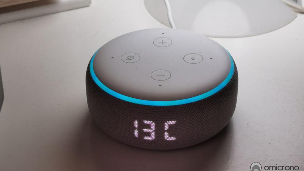 El Amazon Echo Dot mostrando la temperatura