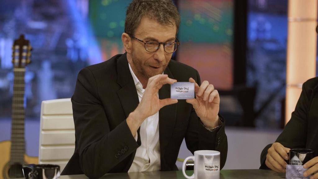 Pablo Motos recibió la tarjeta de entrevistador platino de parte de Alejandro Sanz.