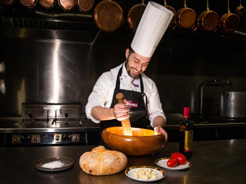 Juanjo Ruiz, en la cocina, con la materia prima.