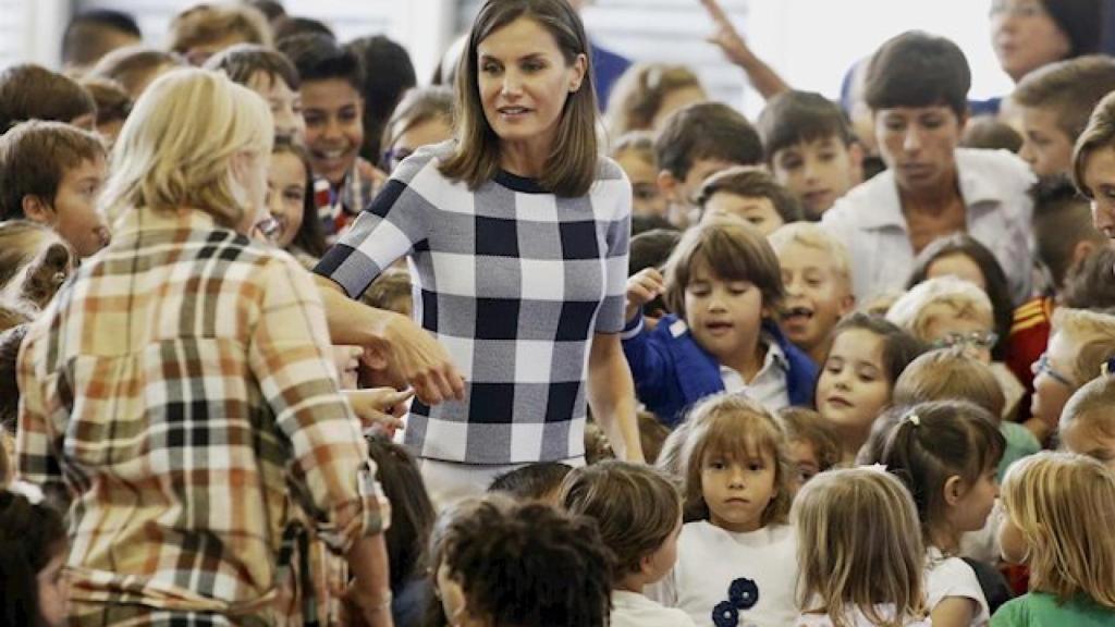 La Reina Leticia en el inicio del curso escolar en un colegio de Asturias.