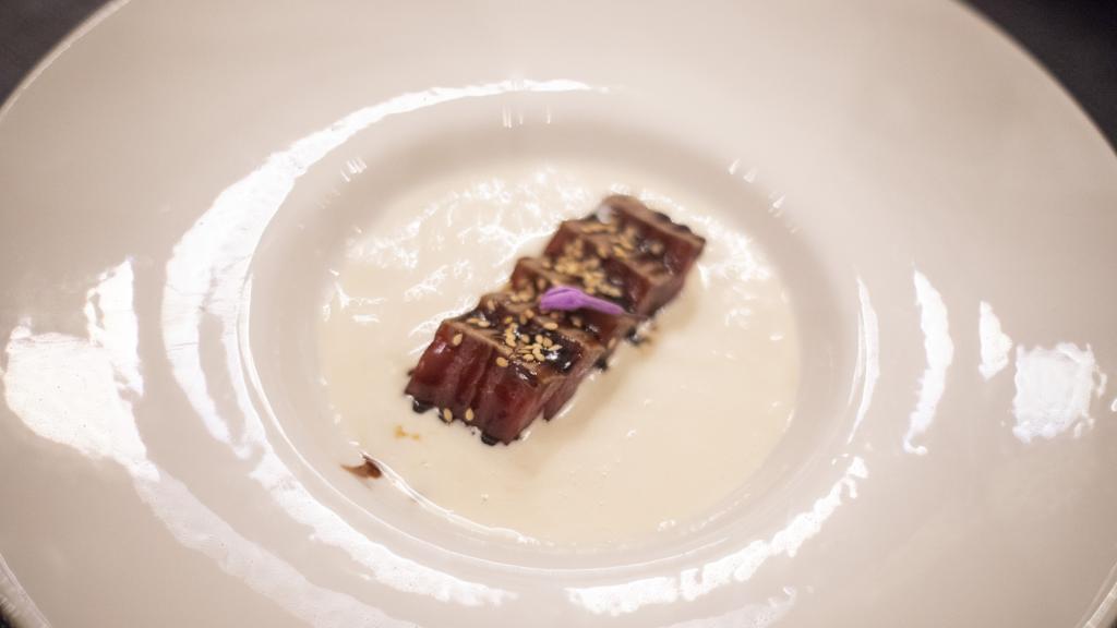 Tataki de atún con ajoblanco hecho con almendras crudas, agua, vinagre de jerez, aceite, pan y ajo.