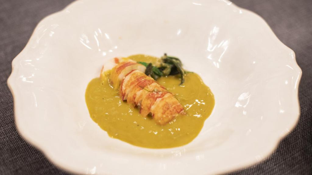 Bogavante con crema de ortiguillas de mar y ensalada de algas wakame.