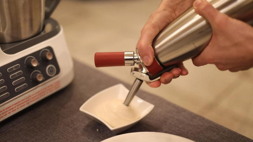 Eduardo echa la espuma de turrón.