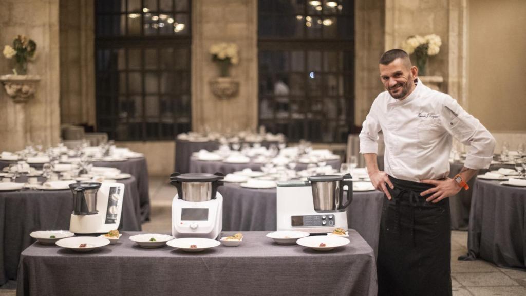 Eduardo, junto a los tres robots de cocina en los salones del Castillo de Viñuelas.