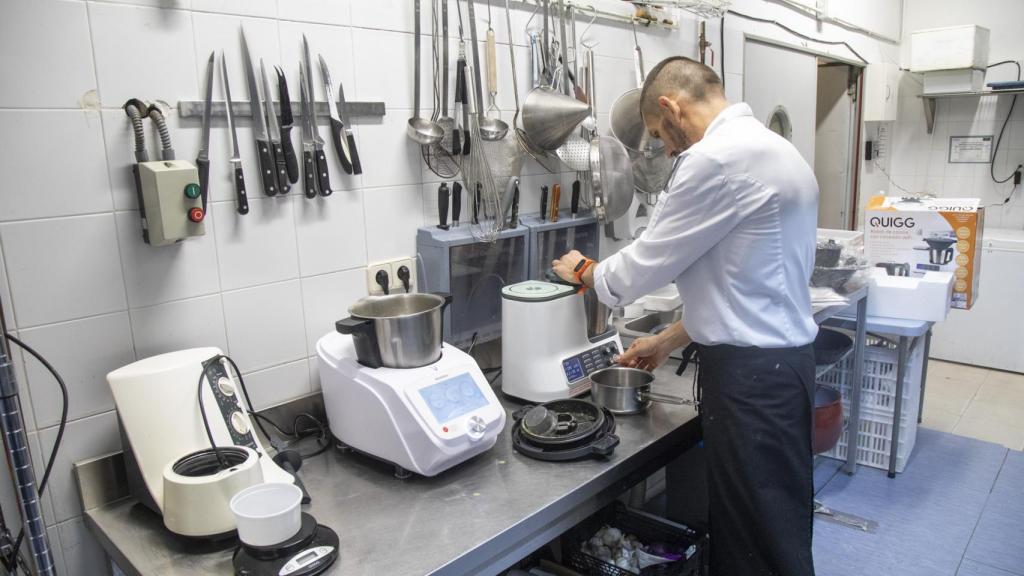 Eduardo comienza a hacer el menú navideño en los tres robots de cocina.