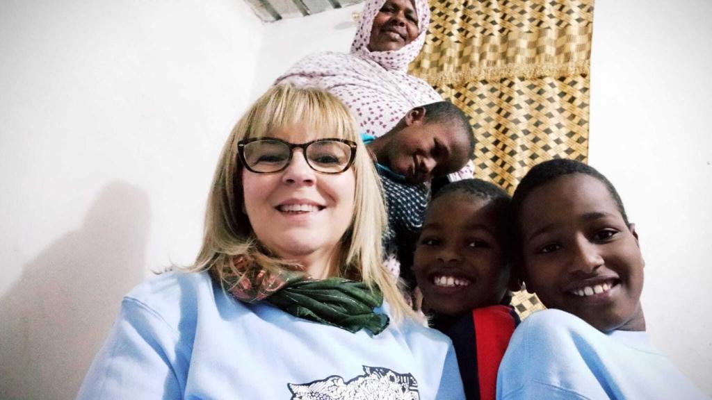 Eva María junto a los niños del campamento.