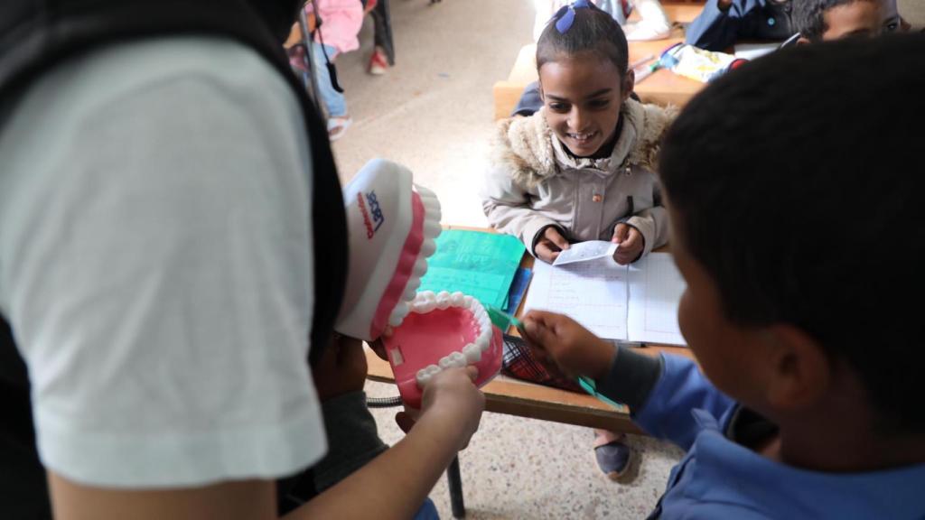 Programa de salud bucodental en el campamento.