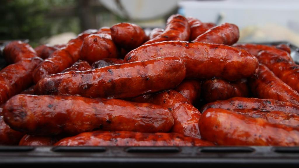 Varios chorizos dispuestos sobre una bandeja.