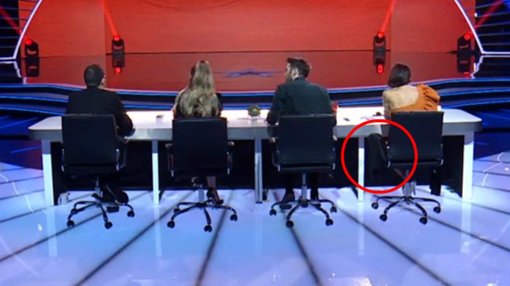 Paz Padilla utiliza una manta para protegerse del frío.