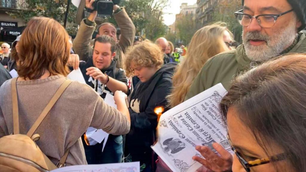 Carles Riera, quemando constituciones.