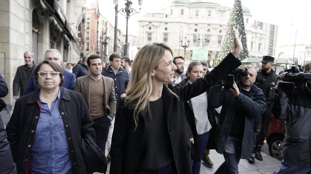 Cayetana Álvarez de Toledo saluda durante el acto público de Libres e Iguales en Bilbao.