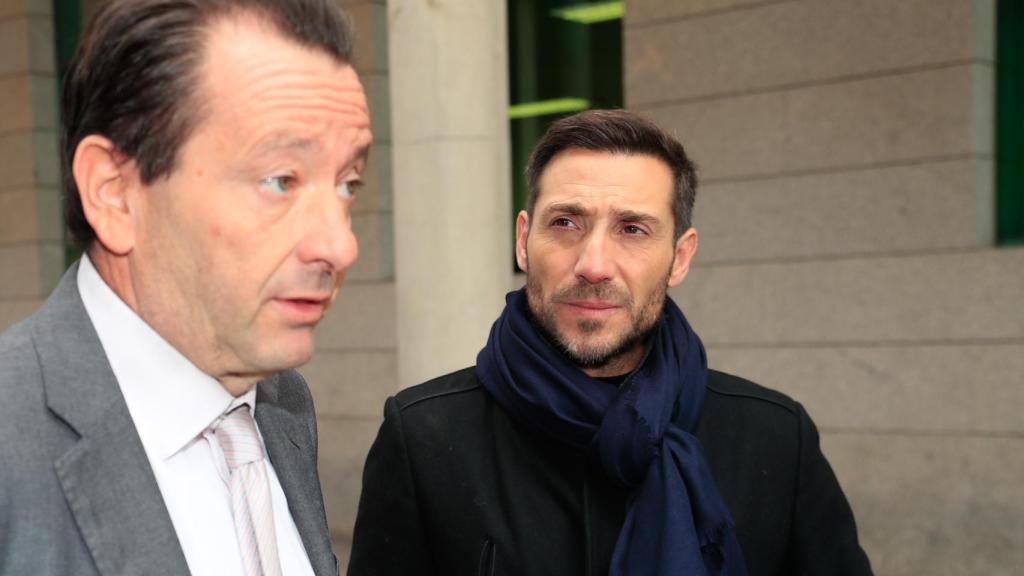 Antonio David Flores y su abogado en los juzgados de Alcobendas.