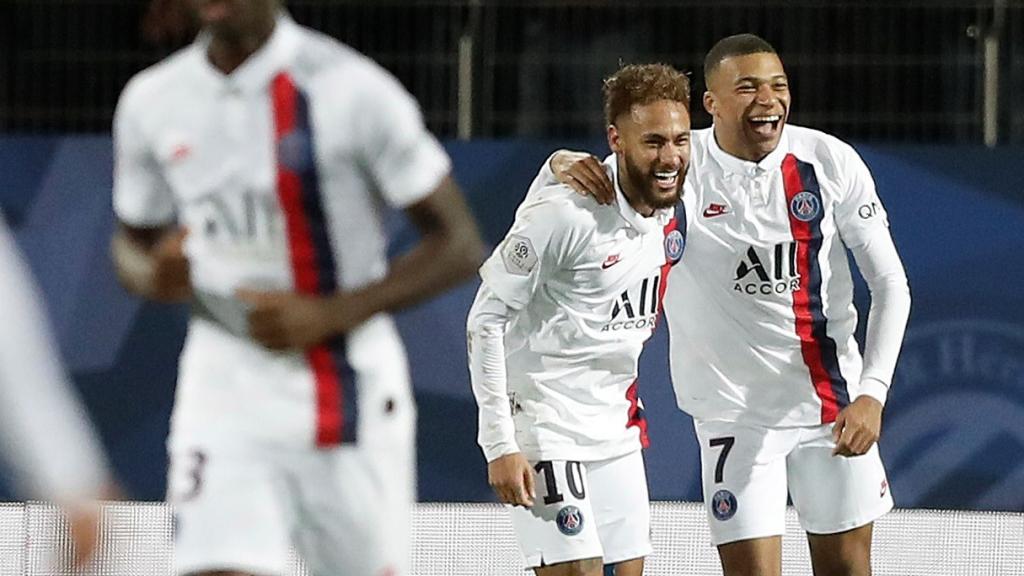 Mbappé con Neymar ante el Montpellier