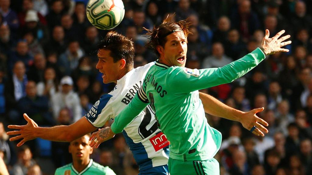 Bernardo Espinosa y Sergio Ramos saltan a por un balón