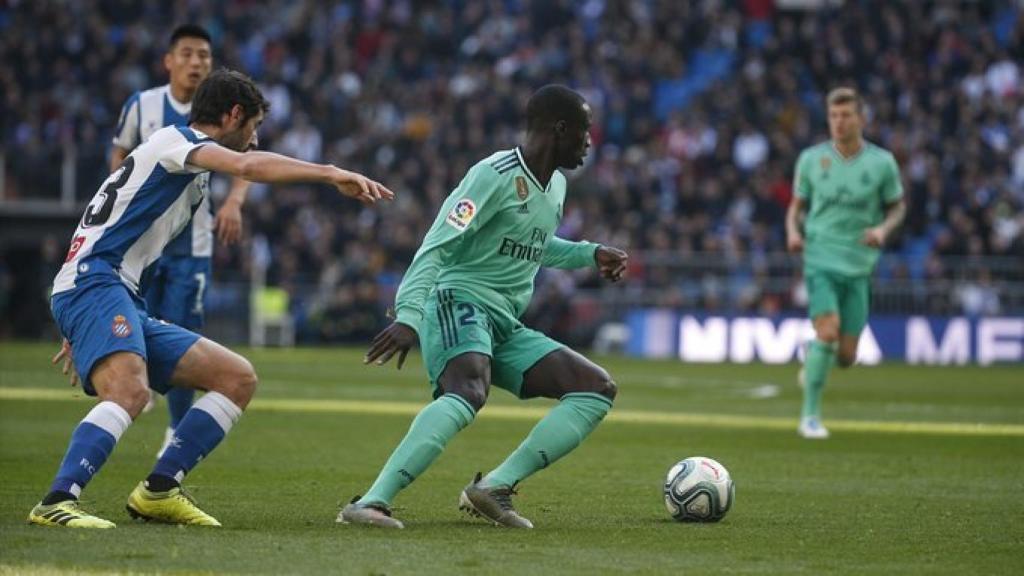 Ferland Mendy esquiva la presión de un jugador del Espanyol