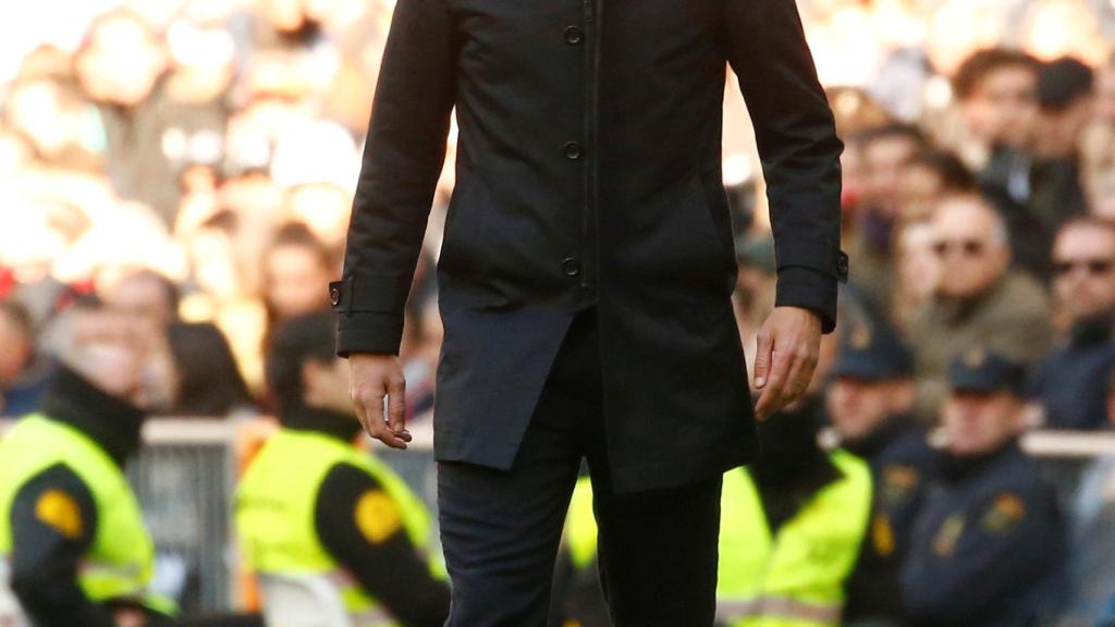 Zinedine Zidane da órdenes a los jugadores del Real Madrid desde la banda