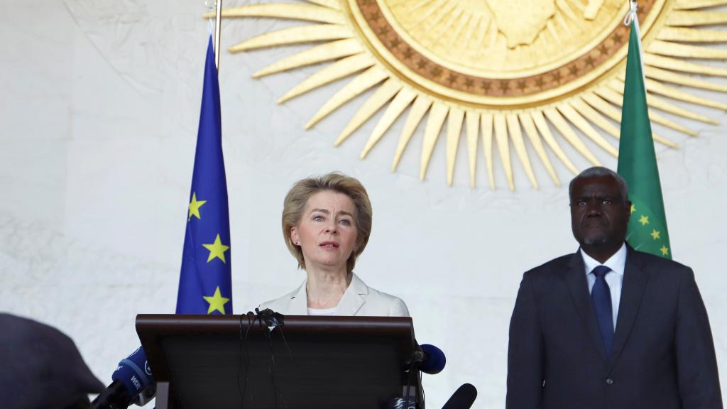 Ursula Von der Leyen durante la rueda de prensa en Etiopía. Detrás, Moussa Faki Mahamat, presidente de la Comisión de la Unión Africana (UA).