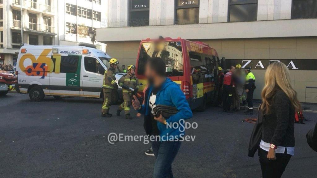 Microbús accidentado contra la tienda en la Plaza del Duque en Sevilla.