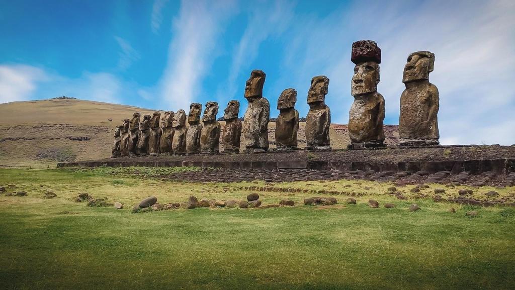 Otra imagen de los moais de la Isla de Pascua, de los que se conservan varios centenares.