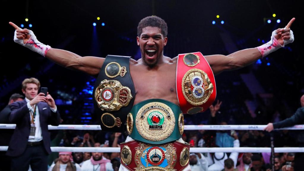 Anthony Joshua celebra su victoria