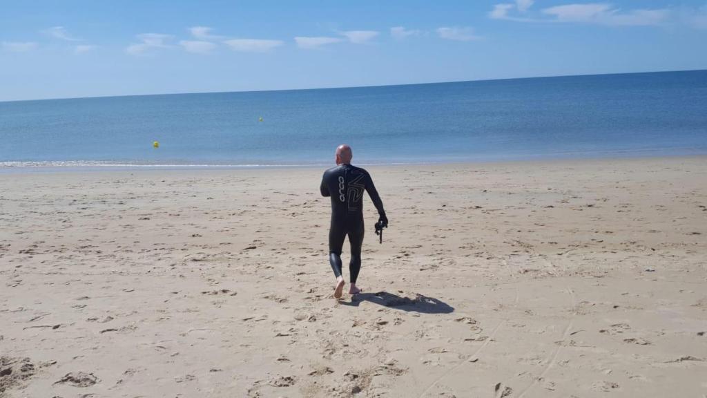 Rehabilitación nadando en el Cantábrico.