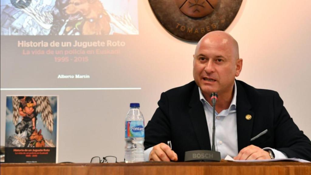 Alberto Martín, impartiendo una charla a otros agentes.