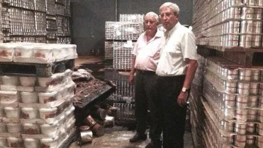 Imagen de las latas caducadas en 2015 tras el cierre de la empresa.