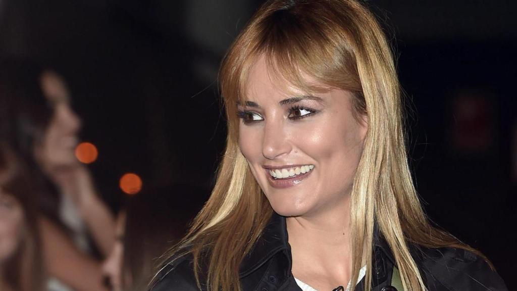 Alba Carrillo paseando por la calle.