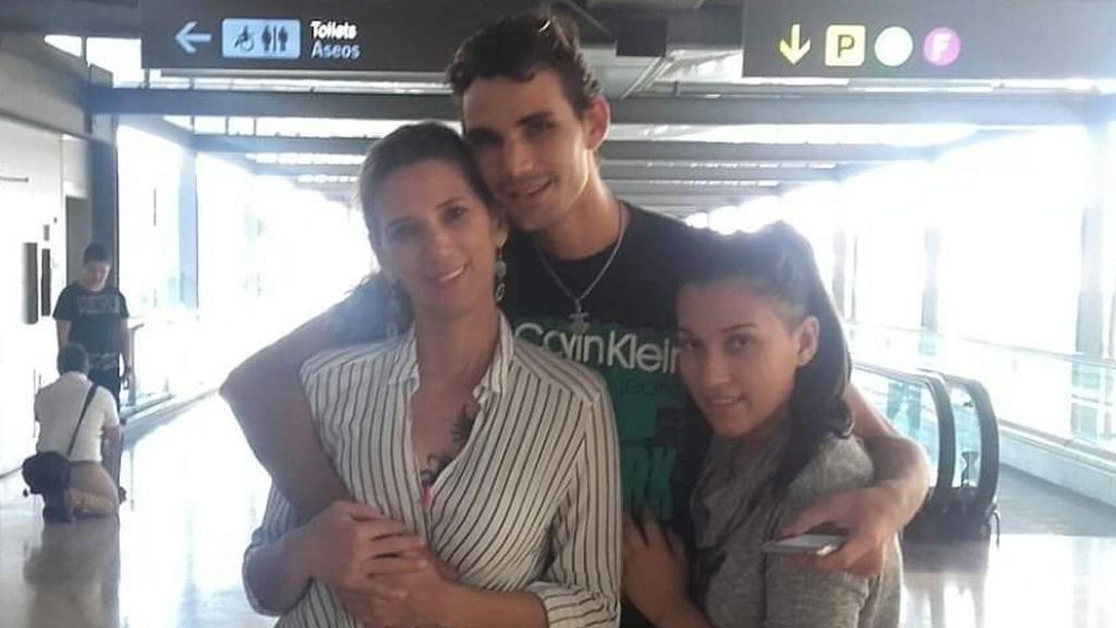 Marly con sus dos hijos, Wellington y Hagatha, en octubre de 2016 en el aeropuerto de Barajas.
