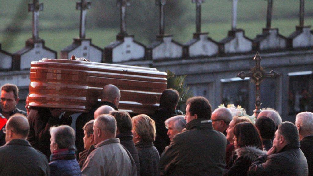 Un momento del entierro de Ana María Enjamio en el cementerio de Santa Mariña de Grastar.